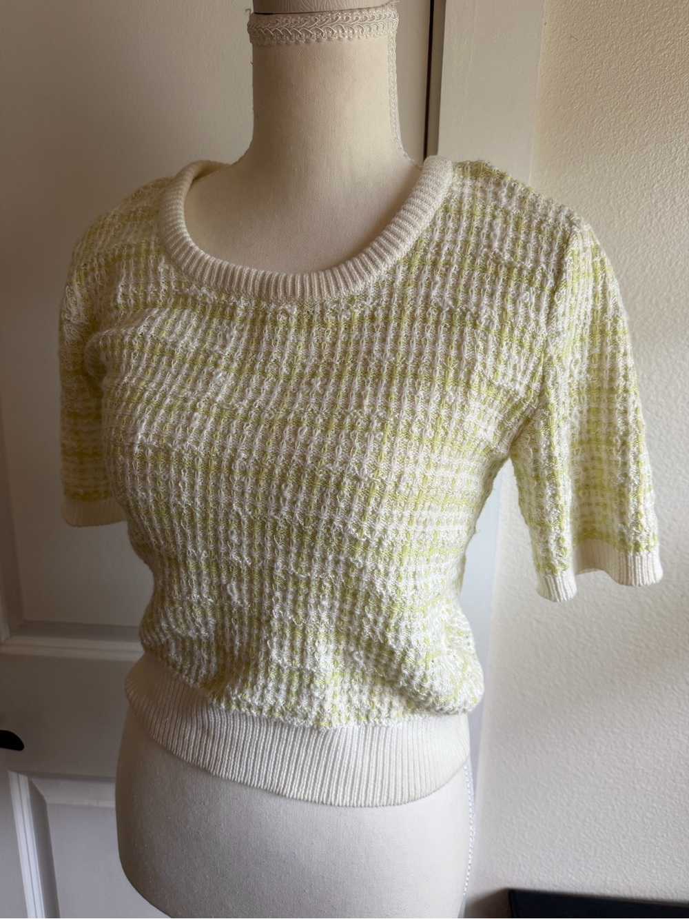 Cropped Knit Short Sleeve Top in Light Green and White Tweed Crochet Light Crop
